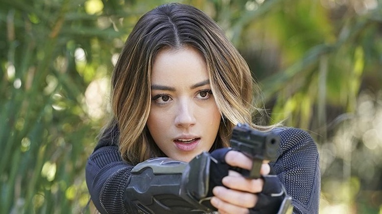 Daisy Johnson holding a gun