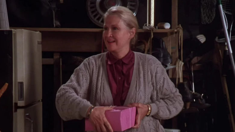 Nora Griswold holding a pink dessert box in National Lampoon's Christmas Vacation (1983)