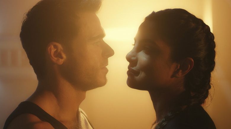 Richard Madden and Priyanka Chopra Jones staring