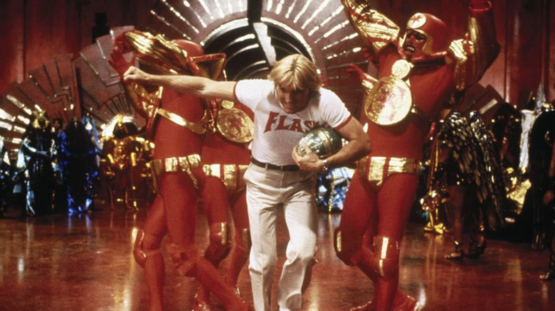 Flash Gordon escaping enemies like a football player in "Flash Gordon" (1980)