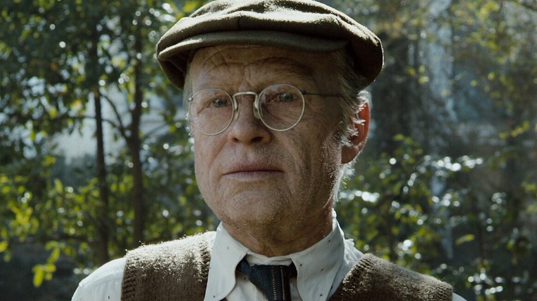 Benjamin Button standing outside around 1928-31 in The Curious Case of Benjamin Button (2008)