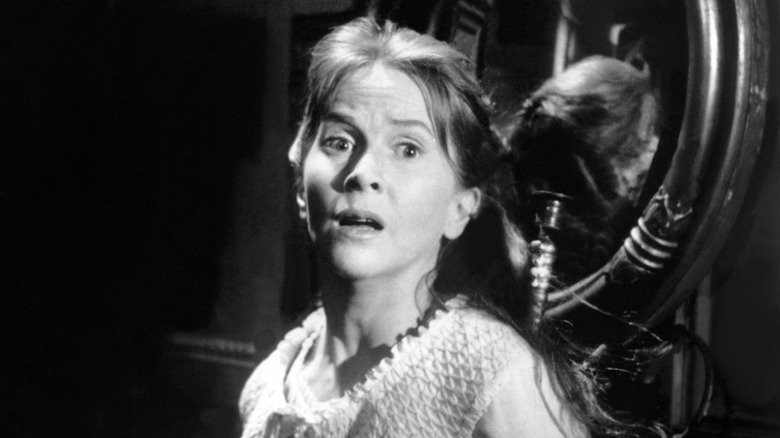 Eleanor Lance stands against a mirror in "The Haunting" (1963)