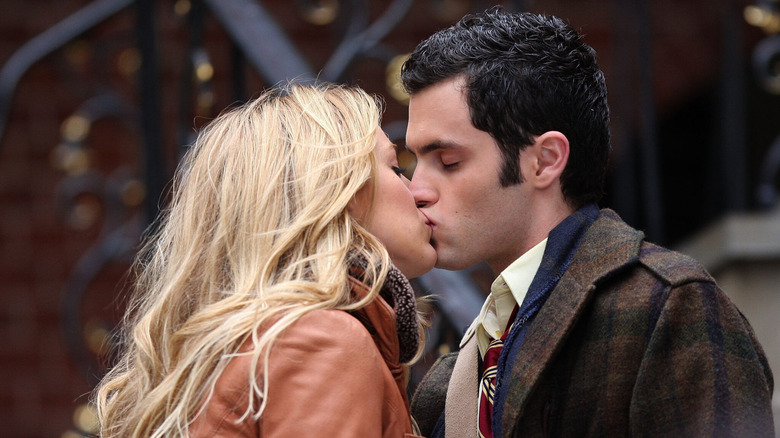 Serena and Dan kissing outside of school on Gossip Girl
