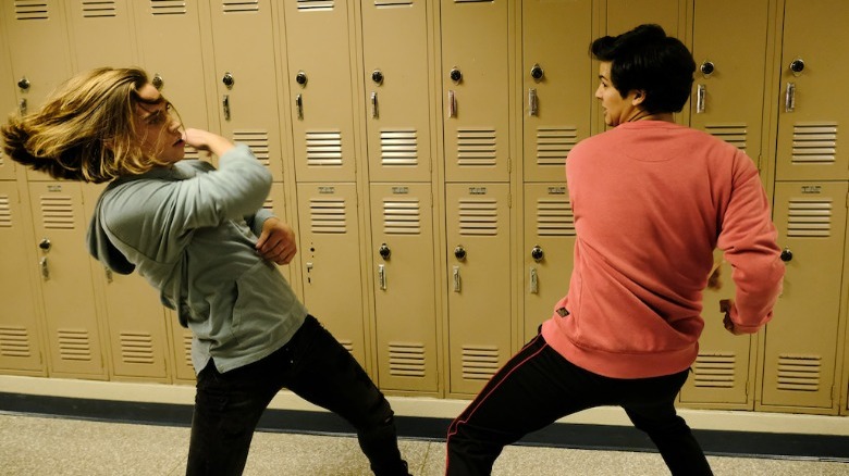  Robbie i Miguel baralant-se a l'escola