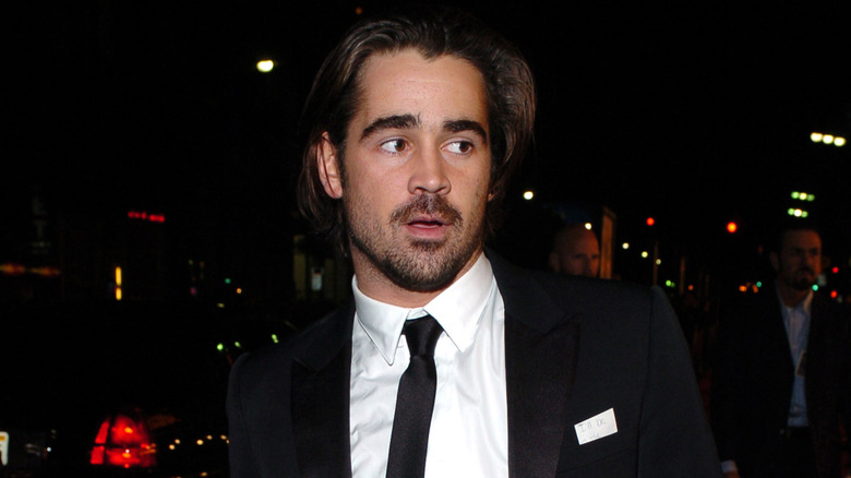 Colin Farrell looking to the side at "Alexander" Los Angeles Premiere