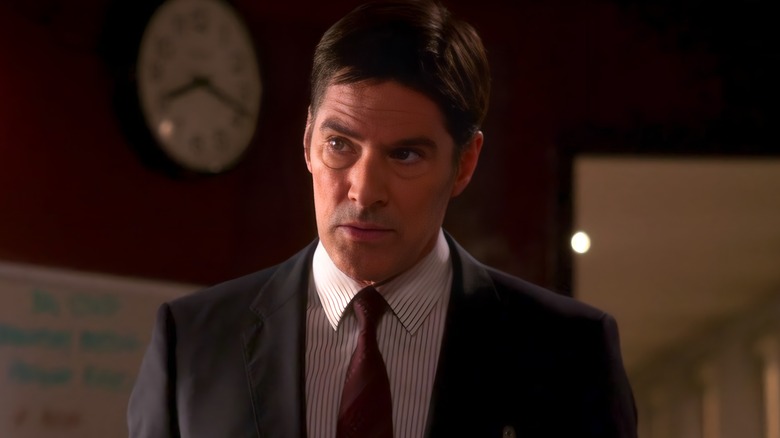 Hotch wearing tie