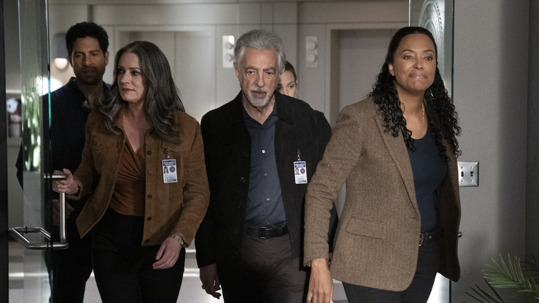 Luke, Prentiss, Rossi, JJ and Tara walking