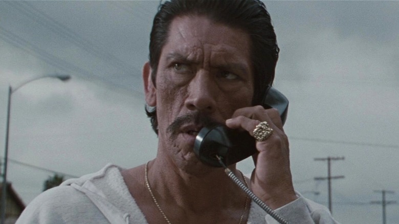 Trejo using payphone in Heat