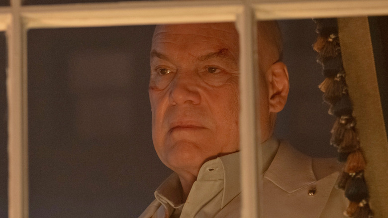 Kingpin regardant à travers une fenêtre 