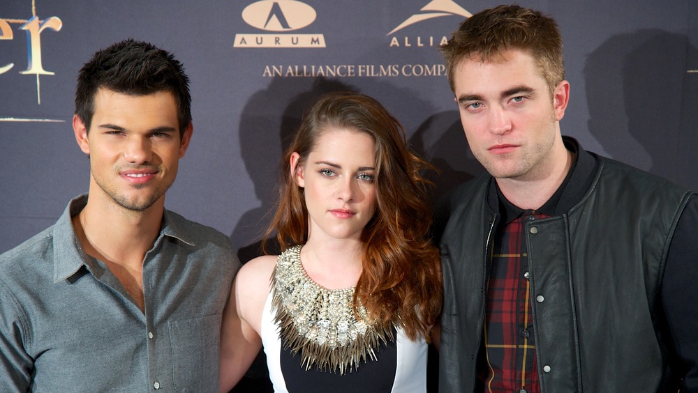 Taylor Lautner, Kristen Stewart, Robert Pattinson posing
