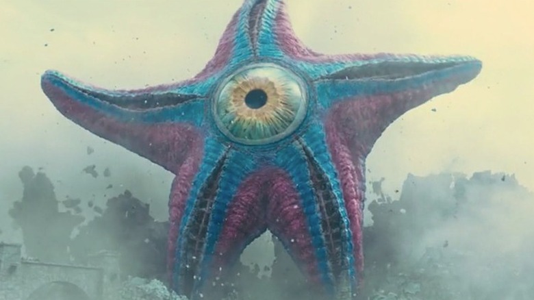 Starro destroys a city