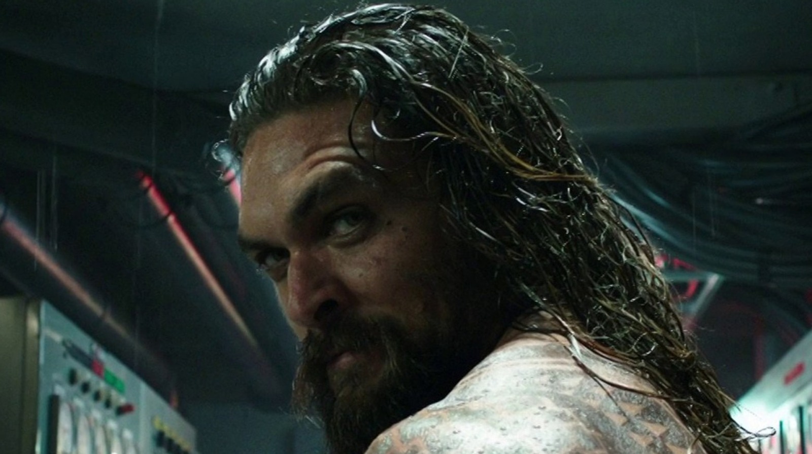 аквамен дольф лундгрен король. есть ли титры после аквамена. джейсон момоа на подводной лодке. аквамен обложка. джейсон момоа в роли бэтмена.