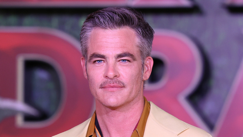 Chris Pine posing at premiere