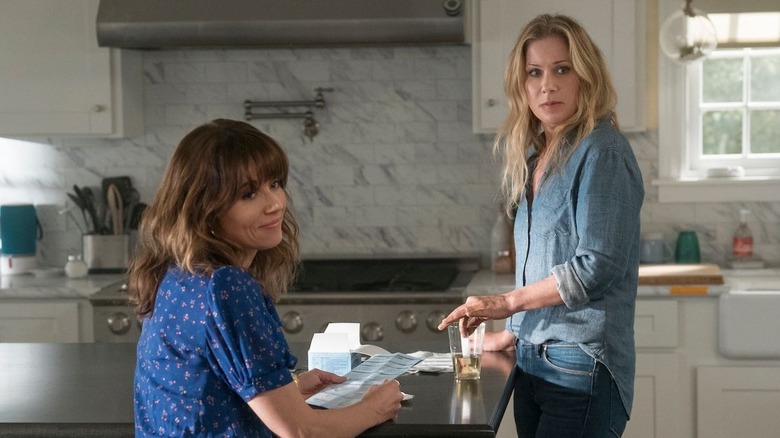 Christina Applegate and Linda Cardellini in the kitchen