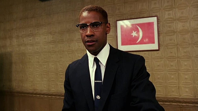 Malcolm X donant un discurs apassionat