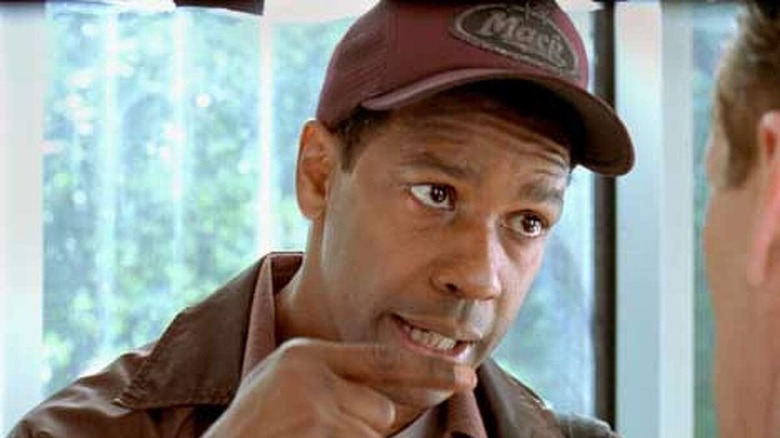 John Q enfadat assenyalant el metge