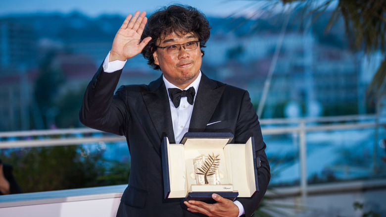 Bong Joon-ho holding award
