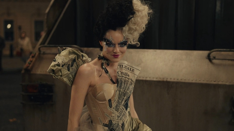 Cruella smiling at the Baroness in Cruella