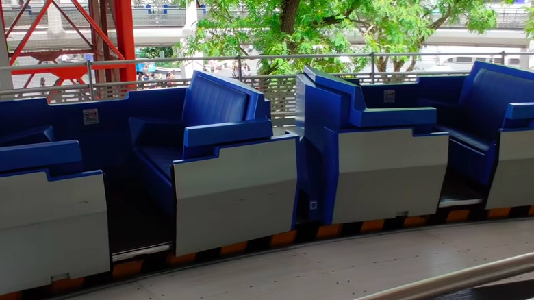 PeopleMover ride vehicle