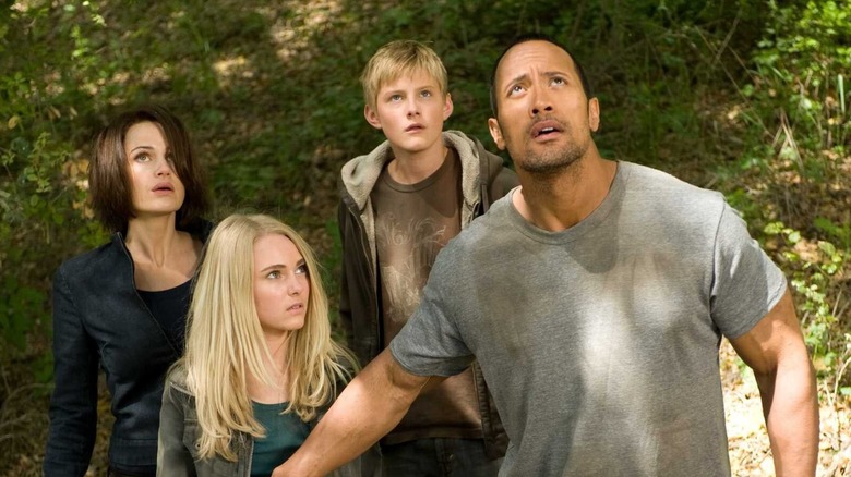 Jason and the children look up in "Race to Witch Mountain" (2009)