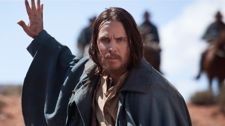 John Carter motioning for his people to stay back in John Carter