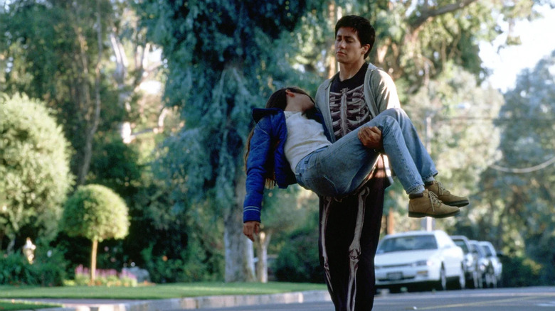 Donnie carries Gretchen in "Donnie Darko" (2001)