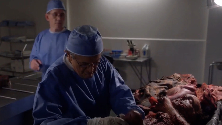 Ducky and Palmer examine body 