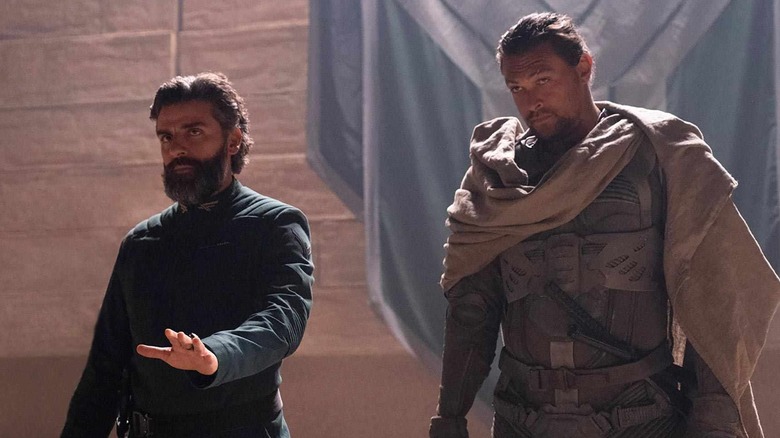 Duke Leto Atreides and Duncan Idaho stand next to each other in "Dune: Part One" (2021)