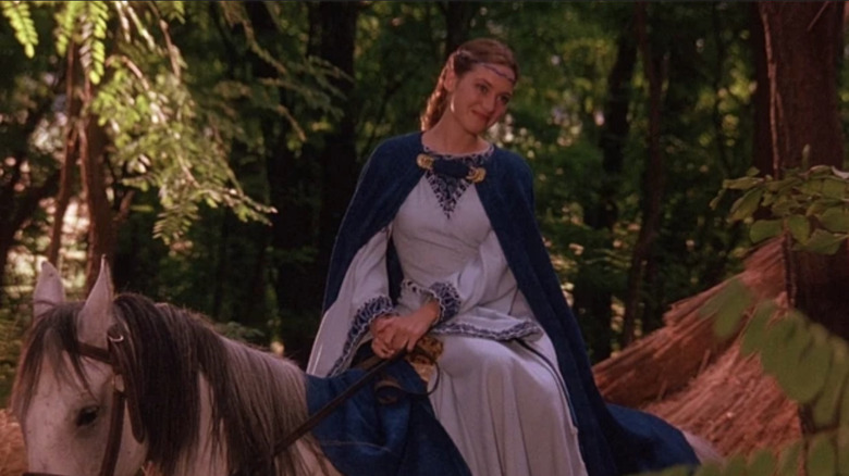   La princesa Sarah (Kate Winslet) munta un cavall