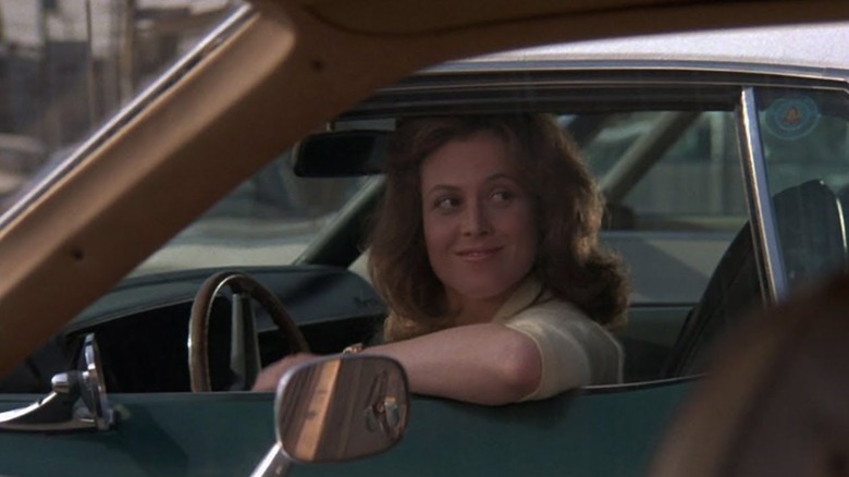   Catherine (Sigourney Weaver) al cotxe