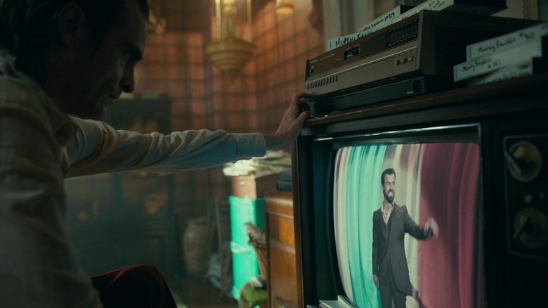 Arthur Fleck watching Ethan Chase on TV in "Joker" (2019)