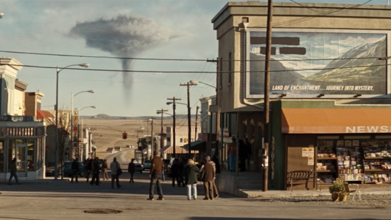 Mushroom cloud behind Puente Antiguo