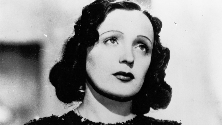 B&W Photo of Edith Piaf