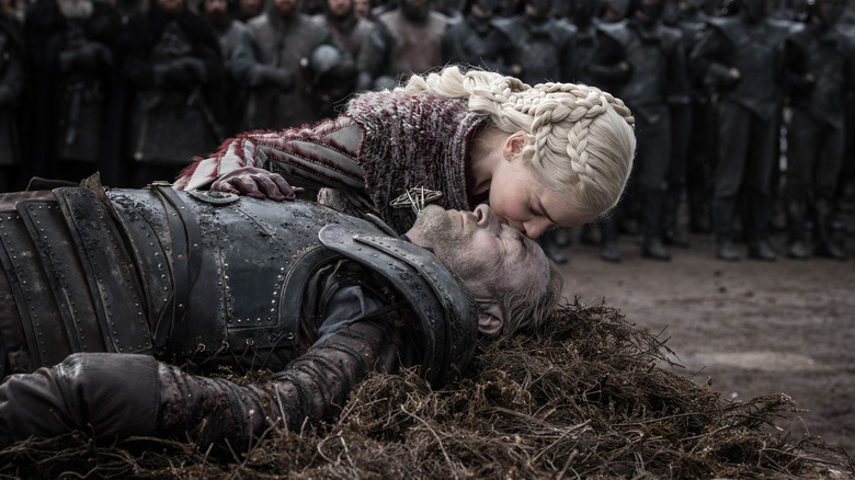 Daenerys kissing Jorah's dead on Game of Thrones