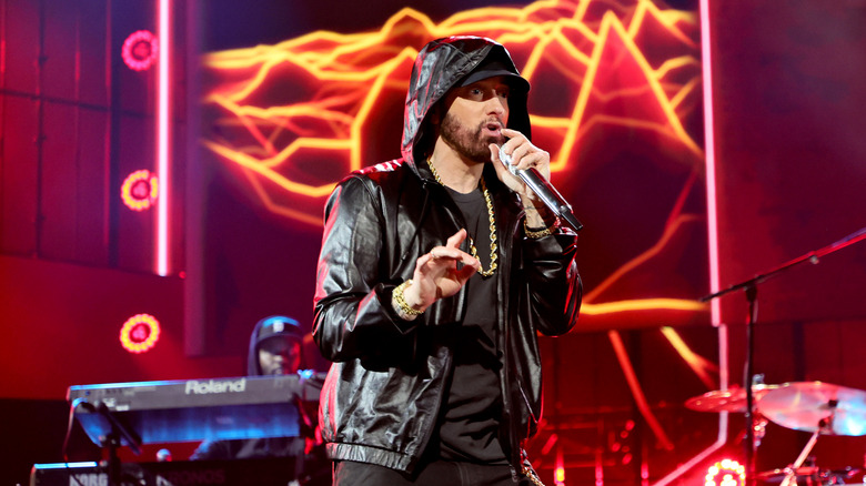Eminem performs live 