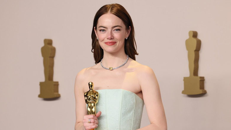 Emma Stone holding Oscar