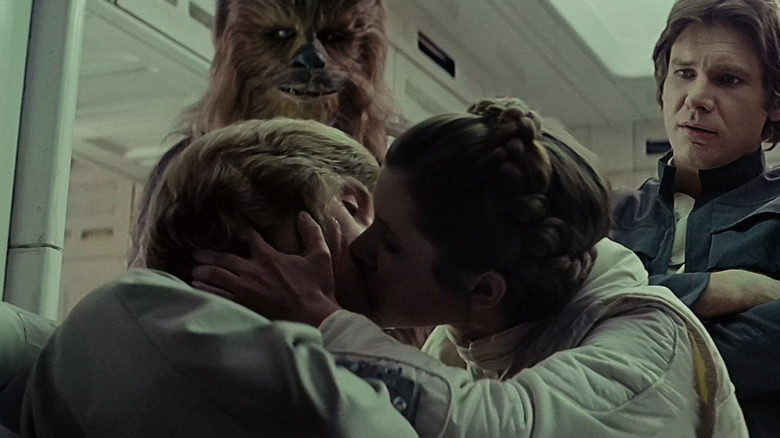 Luke and Leia kissing, Han staring