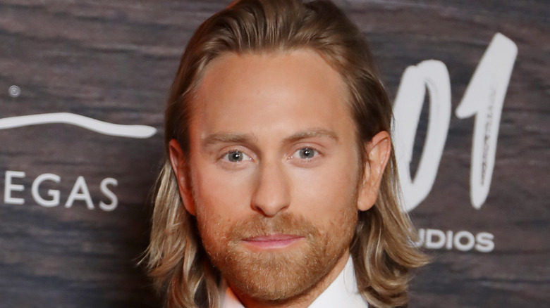 Eric Nelsen posing at the 1883 premiere