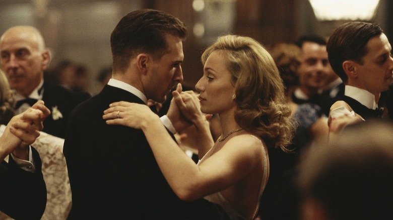 Almsáy and Katharine dance in 'The English Patient' (1996)