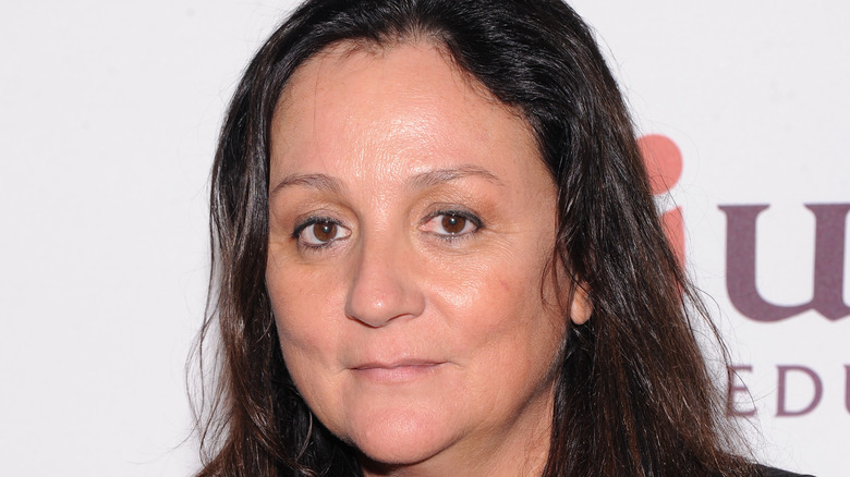   Kelly Cutrone patrzy przed siebie