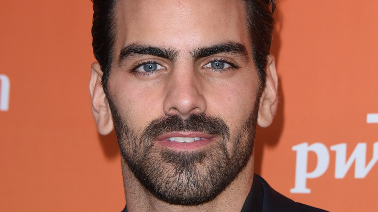   Nyle DiMarco uśmiecha się