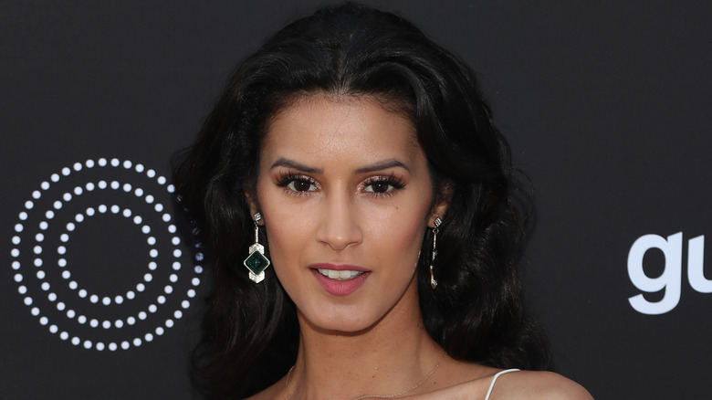   Jaslene Gonzalez nosi wiszące kolczyki