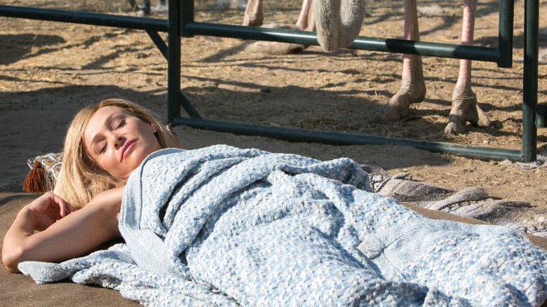 Lindsay wakes up outside a trailer