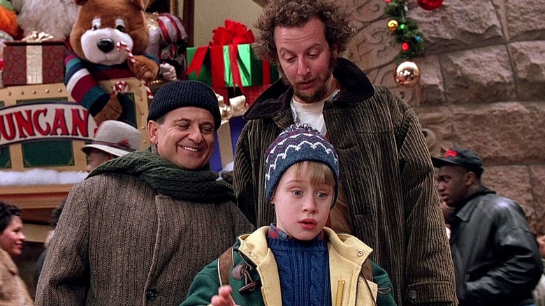 Marv and Harry stand behind Kevin outside of a toy store in Home Alone 2: Lost in New York (1992)