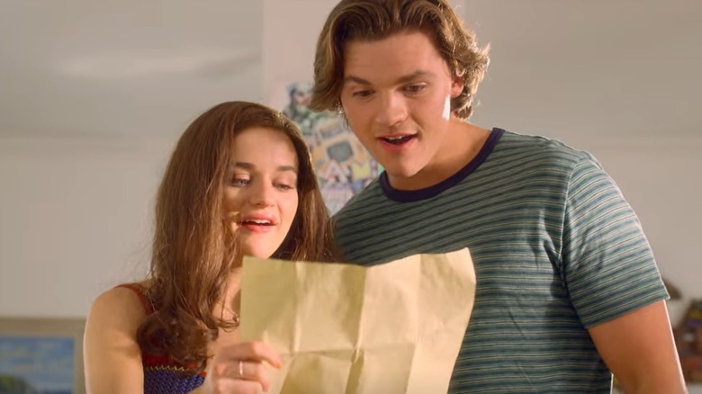 Joey King and friend read note