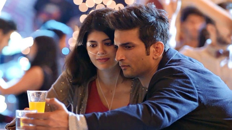 Kizie and Manny holding drinks in "Dil Bechara" (2020)