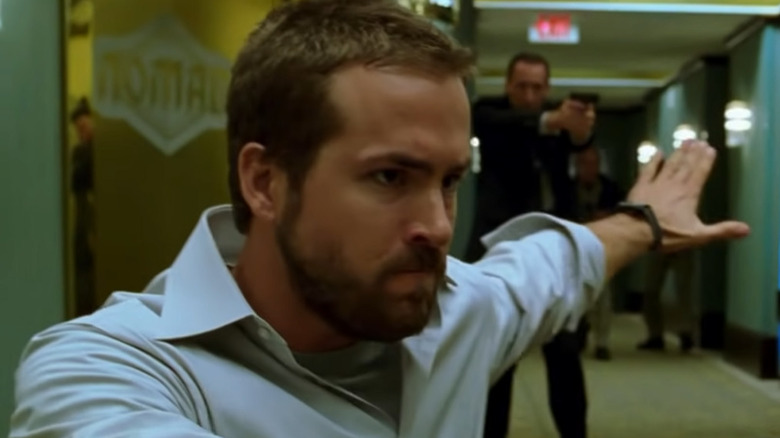 Ryan Reynolds holds off men