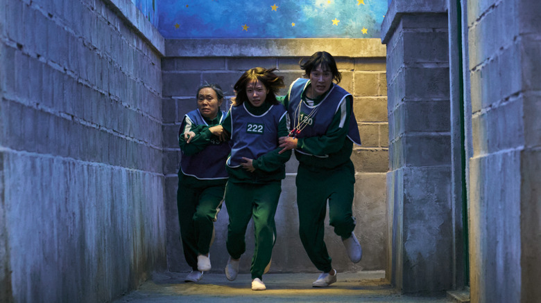Geum-ja, Jun-hee, and Hyun-ju running in hide and seek