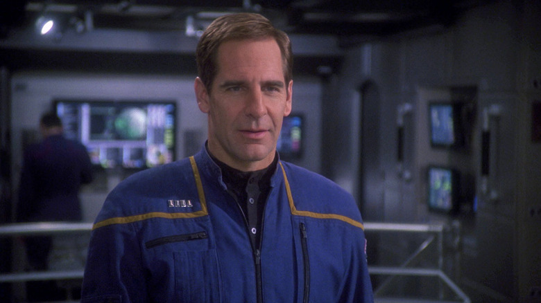 Archer stands on the bridge of Enterprise in Star Trek: Enterprise