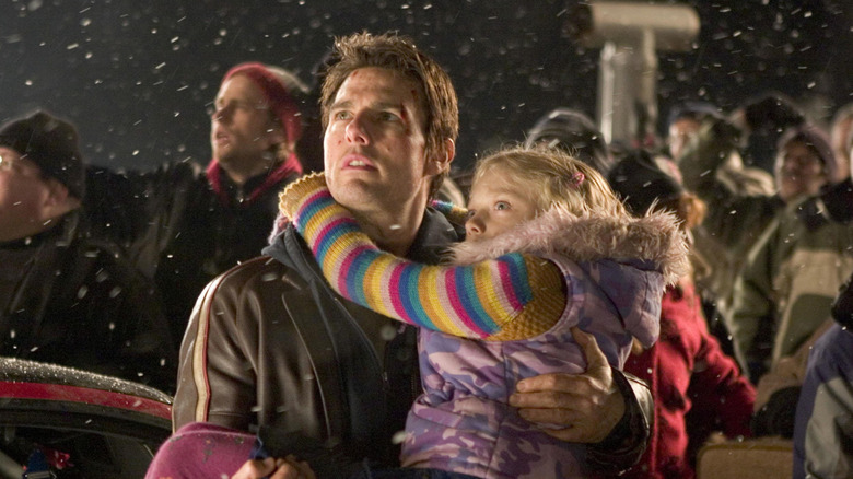 Ray Ferrier carries his daughter Rachel as they look up at alien tripods in "War of the Worlds" (2005)